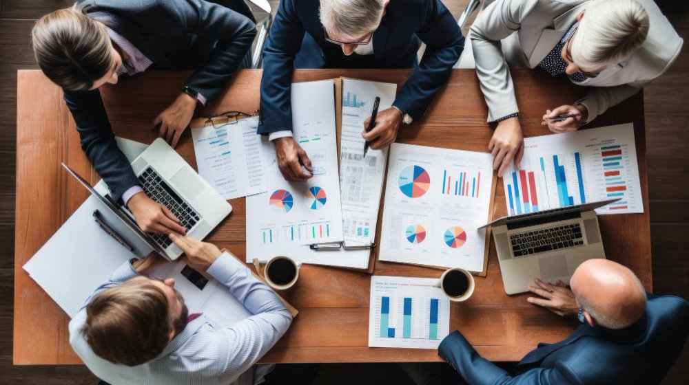 Equipo directivo analizando indicadores de rendimiento, gráficos de negocio y objetivos estratégicos para impulsar el crecimiento de una empresa familiar.