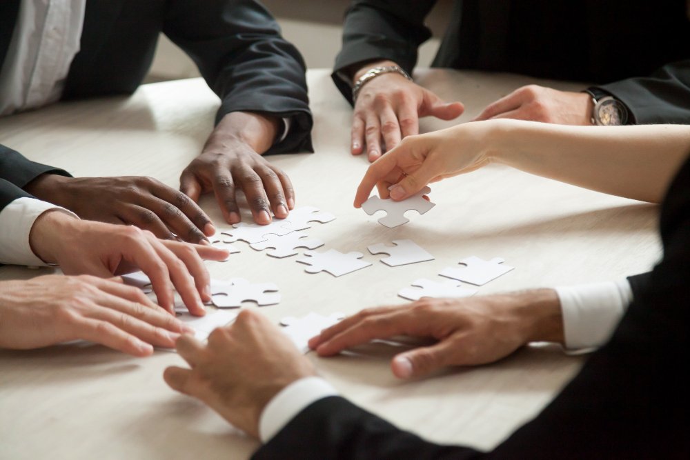 Descubre qué es una reestructuración empresarial, cuándo es necesaria y cómo la dirección general externa y el método interim management pueden ayudar a gestionar procesos de transformación.